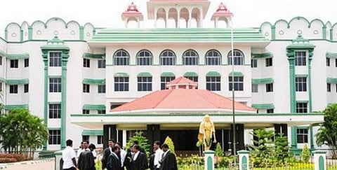 “தமிழகத்தில் கல்வித்தரம் குறைய அதிகாரிகளே காரணம்” - நீதிமன்றம் காட்டம்