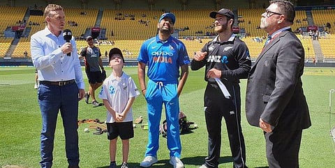 நியூசி.க்கு எதிரான கடைசி ஒரு நாள் போட்டி: திரும்பினார் தோனி, இந்தியா பேட்டிங்!