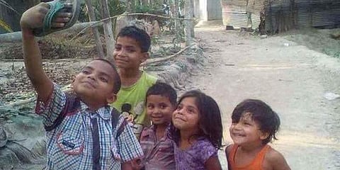 செல்போன் இல்லாத “செம செல்ஃபி” - வாழ்வை உணர்த்தும் வைரல் போட்டோ