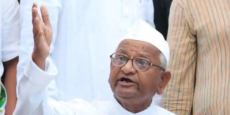 வாக்குறுதியை நிறைவேற்றாவிட்டால், பத்மபூஷன் விருதை திருப்பி அளிப்பேன்: அன்னா ஹசாரே