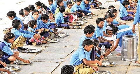 பீகாரில் சத்துணவு ஊழியர்கள் போராட்டம் ! பசியால் அவதியுறும் மாணவர்கள்