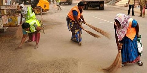 14 துப்புரவு பணியாளர்கள் வேலை : எம்.பி.ஏ., இன்ஜினியர்ஸ் உட்பட 4,000 பேர் விண்ணப்பம்