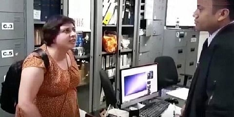 விசா அதிகாரியை கன்னத்தில் அறைந்த பெண்ணிற்கு 6 மாதம் சிறை