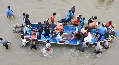 வெள்ள மீட்பு பணியில் ஈடுபட்ட கேரள மீனவர்களுக்கு நோபல் பரிசு - சசி தரூர் கோரிக்கை