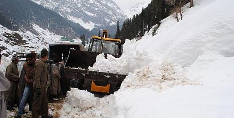 காஷ்மீர் பனிச்சரிவில் சிக்கி 6 போலீசார் உட்பட 10 பேர் மாயம்!