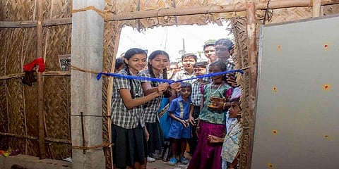 கஜா புயல் பாதித்த மக்களுக்கு 55 வீடுகளைக் கட்டிக் கொடுத்த மாணவர்கள்