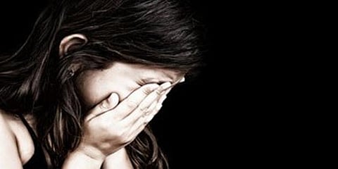 சிறுமிக்கு சூடு வைத்து சித்ரவதை செய்த தந்தை : போலீசில் புகார்