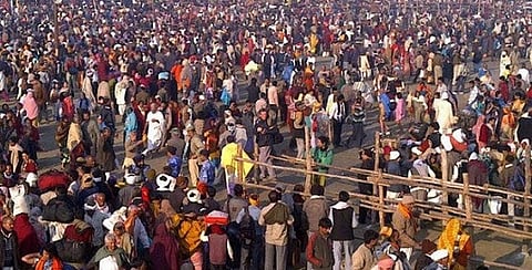 கும்பமேளாவில் பெண்கள் புனித நீராடுவதை புகைப்படம் எடுக்க தடை