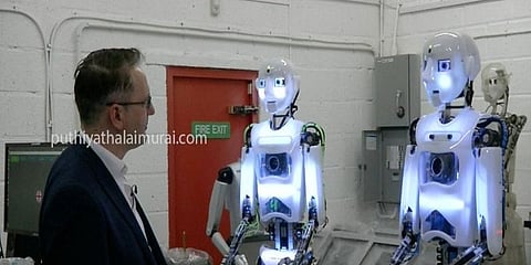 பார்க்கும் பொருளை அச்சு அசலாக வரைந்து தள்ளும் ரோபோ