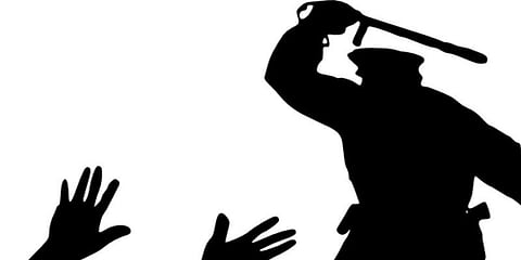 லத்தியால் அடித்ததால் நண்பர்களுடன் காவலரை தாக்கிய இளைஞர்