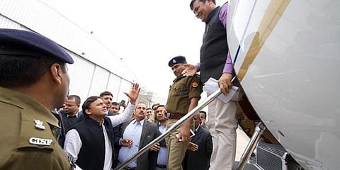 விமான நிலையத்தில் தடுத்து நிறுத்தப்பட்ட அகிலேஷ்