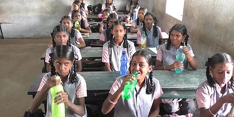 பள்ளிப் பிள்ளைகள் தண்ணீர் குடிக்க அலாரம் அடிக்கும் அரசுப் பள்ளி