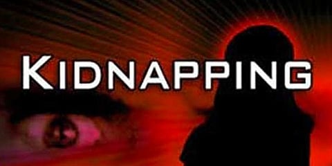 இளம் பெண்ணை காரில் கடந்த முயன்றவரை மடக்கிப் பிடித்த பொதுமக்கள்