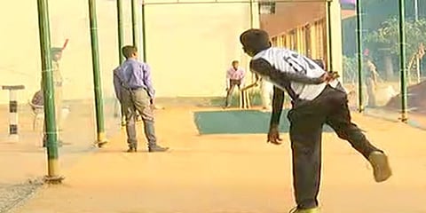 உலக சாதனைக்காக பந்துவீசும் மாணவர் : பேட்டிங் செய்த அமைச்சர் ஜெயக்குமார்