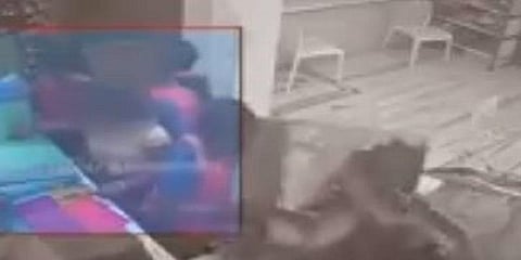 ஊழியர்கள் கவனத்தை திசை திருப்பி லட்ச ரூபாய் பட்டுப் புடவைகள் திருட்டு