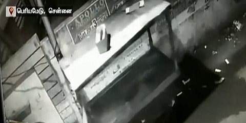 தள்ளுவண்டி கடையை அடித்து நொறுக்கிய போலீஸ் !