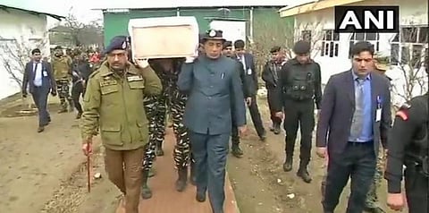 ராணுவ வீரர்களின் உடலை சுமந்து சென்றார் ராஜ்நாத் சிங்