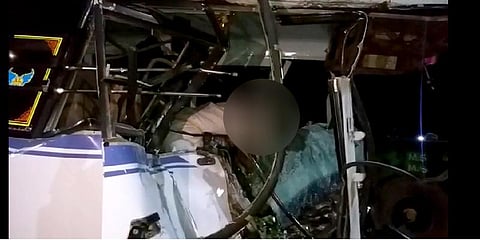 வேன் - பேருந்து மோதல்: ஒரே குடும்பத்தை சேர்ந்த 4 பேர் பலி!