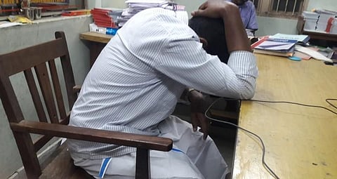 ரூ.1500 லஞ்சம் பெற்ற அதிகாரி கையும், களவுமாக கைது..!