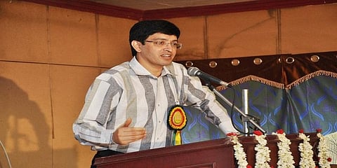 8 ஆண்டுகள் சுகாதாரத்துறை செயலாளராக இருந்த ராதாகிருஷ்ணன் அதிரடி மாற்றம்