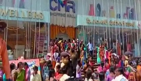 10 ரூபாய்க்கு சேலை.. கூட்ட நெரிசலில் திருட்டு..!