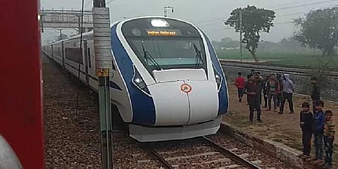 வந்தே பாரத் ரயில் பழுதாகி நின்றது ஏன்? ரயில்வே அமைச்சகம் விளக்கம்