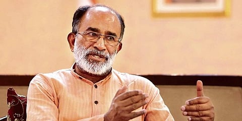 சிஆர்பிஎஃப் வீரரின் இறுதி சடங்கில் செல்ஃபி எடுத்த மத்திய அமைச்சர்