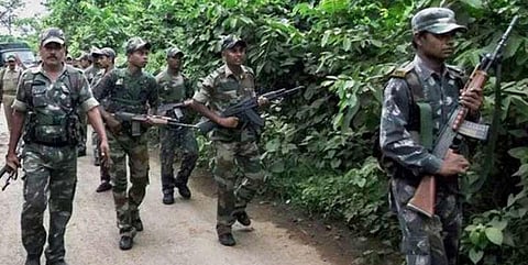 தாக்குதலில் காயமடைந்த நக்சலைட்டுக்கு ரத்தம் கொடுத்த சிஆர்பிஎஃப் வீரர்கள்