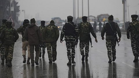 புல்வாமாவில் துப்பாக்கிச் சண்டை: 4 ராணுவ வீரர்கள் வீர மரணம்