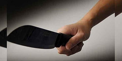 காதலுக்கு உதவிய 2 பேருக்கு அரிவாள் வெட்டு