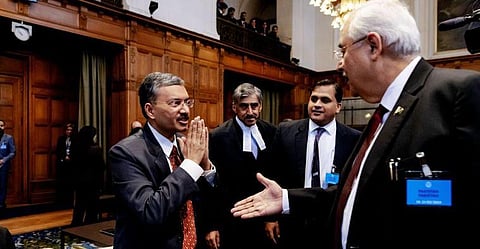 பாகிஸ்தான் அதிகாரியிடம் கைகுலுக்க மறுத்த இந்திய அதிகாரிகள் - வீடியோ