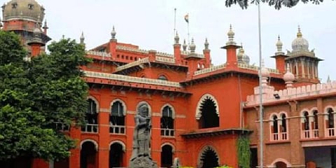 அதிகாரிகள் சாலையில் செல்கிறார்களா ? ஹெலிகாப்டரில் செல்கிறார்கள் ? நீதிபதிகள் கேள்வி