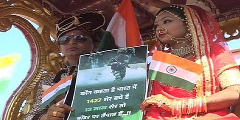 அன்பளிப்புகளை உயிரிழந்த வீரர்களின் குடும்பங்களுக்கு வழங்கிய புதுமணத் தம்பதியினர்