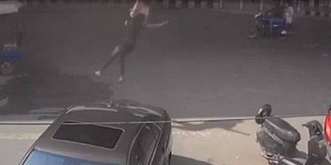 மேம்பாலத்திலிருந்து தூக்கி வீசப்பட்ட இளம்பெண்: வைரலாகும் வீடியோ