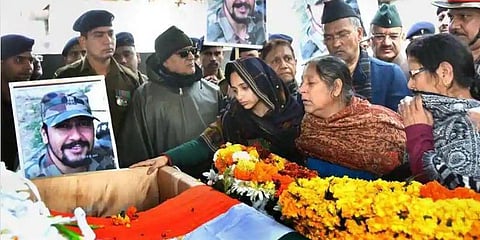 மேஜரின் இறுதி ஊர்வலத்தில் ‘ஐ லவ் யூ’ எனக் கதறி அழுத மனைவி