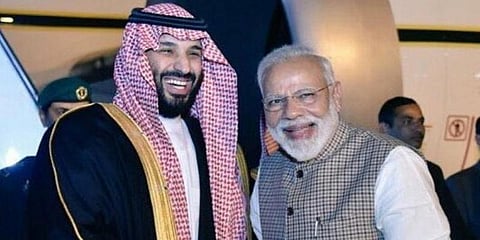 சவுதி இளவரசரை மரபை மீறி வரவேற்ற மோடி