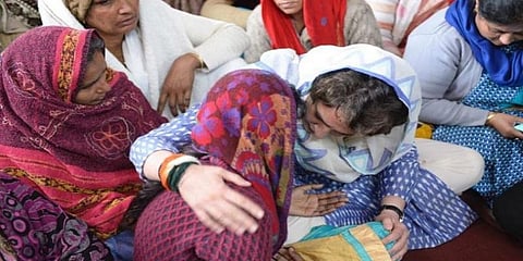 “தீவிரவாதத்தால் தந்தையை இழந்தோம்” - சிஆர்பிஎஃப் வீரர் குடும்பத்திற்கு ராகுல்காந்தி ஆறுதல்