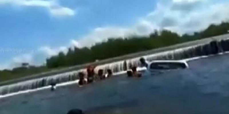 கரைபுரண்டு ஓடும் வெள்ளத்தில் மூழ்கிய கார்