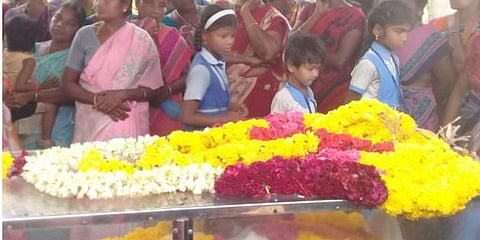 “ஆட்டோ மாமா நாங்க வந்துருக்கோம் கண்ண திறங்க” - மழலைகளின் பாச அஞ்சலி