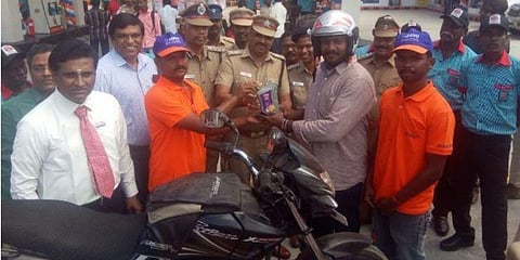 சிறைக் கைதிகளைக் கொண்டு 4 பெட்ரோல் பங்குகள் : இன்று திறப்பு