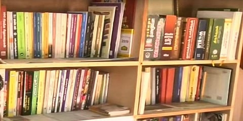 செல்போன் இல்லை.. டிவி இல்லை.. சலூன் கடையில் ஒரு 'குட்டி நூலகம்'