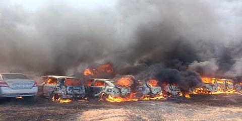 பெங்களூரு விமானக் கண்காட்சி அருகே தீ விபத்து - 100 கார்கள் தீயில் எரிந்து நாசம்