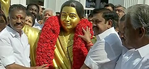 ஜெயலலிதா பிறந்தநாள் கொண்டாட்டம்: மதுசூதனனுக்கு கார் பரிசு..!