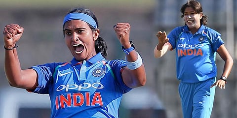 கோஸ்வாமி, பாண்டே பந்துவீச்சில் 161 ரன்னுக்கு சுருண்ட இங்கி. மகளிர் அணி!