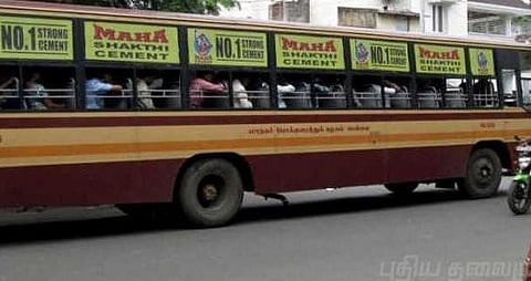 பேருந்தில் பெண்களை கிண்டல் செய்த இளைஞர்கள்.. தட்டிக்கேட்ட நடத்துநர் மீது தாக்குதல்..!