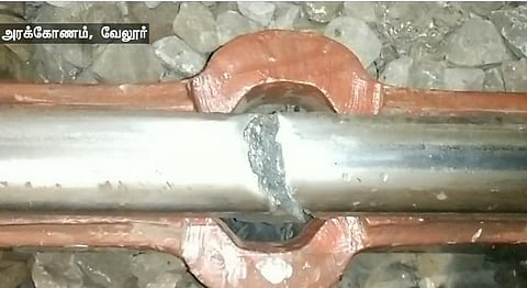 அரக்கோணம் அருகே நள்ளிரவில் தண்டவாளத்தில் விரிசல்.. பெரும் விபத்து தவிர்ப்பு..!