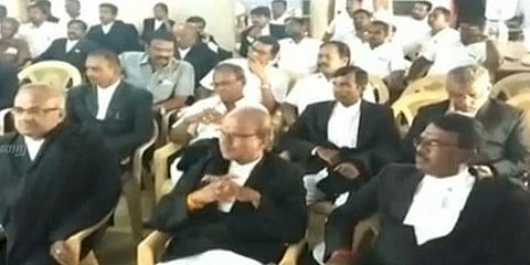 ஆபாசமாக வீடியோ எடுத்து நகை பறித்த வழக்கு - அதிரடி முடிவு எடுத்த வழக்கறிஞர்கள்..!