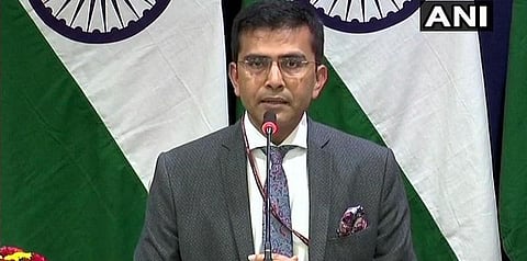 பாகிஸ்தானிடம்தான் விமானி உள்ளாரா என ஆய்வு செய்து வருகிறோம் - வெளியுறவுத்துறை செய்தி தொடர்பாளர்