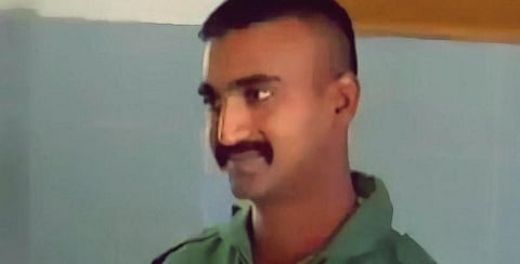 “எவ்வளவு துணிச்சலுடன் பேசுகிறான் பாருங்கள்" - விமானி அபிநந்தனின் தந்தை