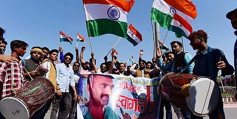 அபிநந்தனுடன் புகைப்படம் எடுத்துக் கொண்ட பாக். வீரர்கள் - வாகா சுவாரஸ்யம்